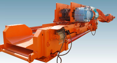 刮板轉(zhuǎn)載機(jī)-煤礦運(yùn)輸?shù)暮脦褪?/></p><p>刮板轉(zhuǎn)載機(jī)可與刮板輸送機(jī)、順槽可伸縮皮帶機(jī)、破碎機(jī)、液壓支架相配套。</p><p>在工作時(shí)，刮板轉(zhuǎn)載機(jī)的機(jī)頭小車會(huì)搭接在皮帶機(jī)的機(jī)尾上，隨著工作面輸送機(jī)的推移步距進(jìn)行整體調(diào)整。這樣，煤炭就可以從工作面輸送機(jī)經(jīng)過(guò)橋式轉(zhuǎn)載機(jī)，順利地轉(zhuǎn)載到可伸縮皮帶機(jī)上，然后被運(yùn)走。</p><p>在大型綜采工藝中，刮板轉(zhuǎn)載機(jī)的作用尤為顯著。它的一端與工作面輸送機(jī)搭接，另一端則與帶式輸送機(jī)的機(jī)尾相連。這種設(shè)備能夠?qū)⒉删蛎嫔嫌晒伟鍣C(jī)運(yùn)出的煤炭從巷道底板升高后，轉(zhuǎn)送到帶式輸送機(jī)上。</p><p>順槽用刮板轉(zhuǎn)載機(jī)有軋制中部槽組裝式和整體組焊箱式結(jié)構(gòu)兩種，以滿足不同用戶的需求。采用整體組焊箱式結(jié)構(gòu)的順槽用轉(zhuǎn)載機(jī)具有安裝方便、便于維護(hù)的優(yōu)點(diǎn)，整機(jī)壽命（過(guò)煤量）可達(dá)到40至1000萬(wàn)噸。</p><p><br/></p>
                    </div>
                </div>


                <div   id=